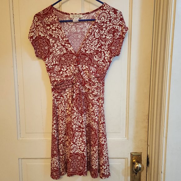 red and white pattern dress - Picture 1 of 7